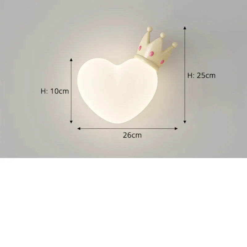 Applique murale pour chambre d'enfant fille avec cœur et couronne, Luminaire Essenza, en trois couleurs.