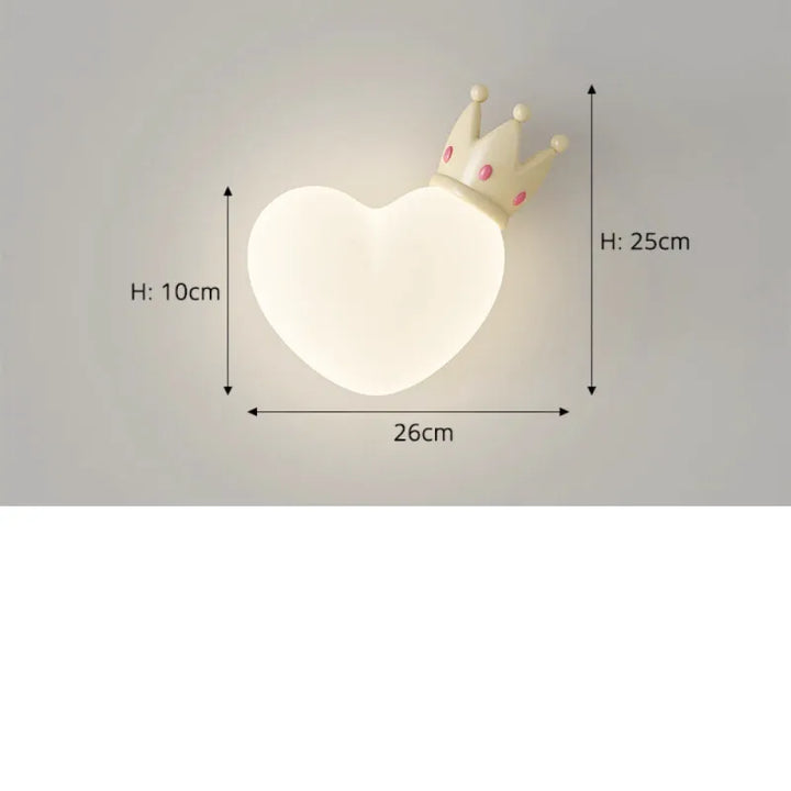 Applique murale pour chambre d'enfant fille avec cœur et couronne, Luminaire Essenza, en trois couleurs.