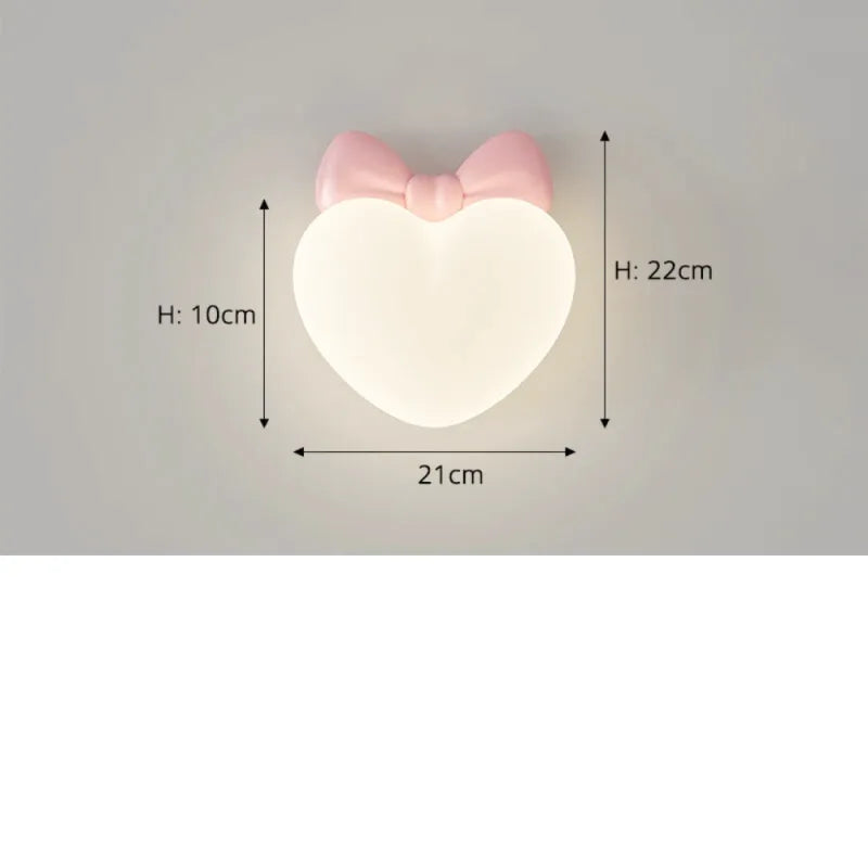 Applique murale pour chambre d'enfant fille en forme de cœur et papillon, Luminaire Essenza, disponible en 3 couleurs.