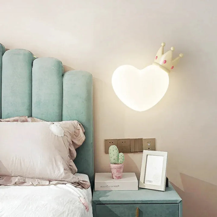 Applique murale pour chambre d'enfant fille avec motif cœur, Luminaire Essenza, éclairage doux et décoratif.