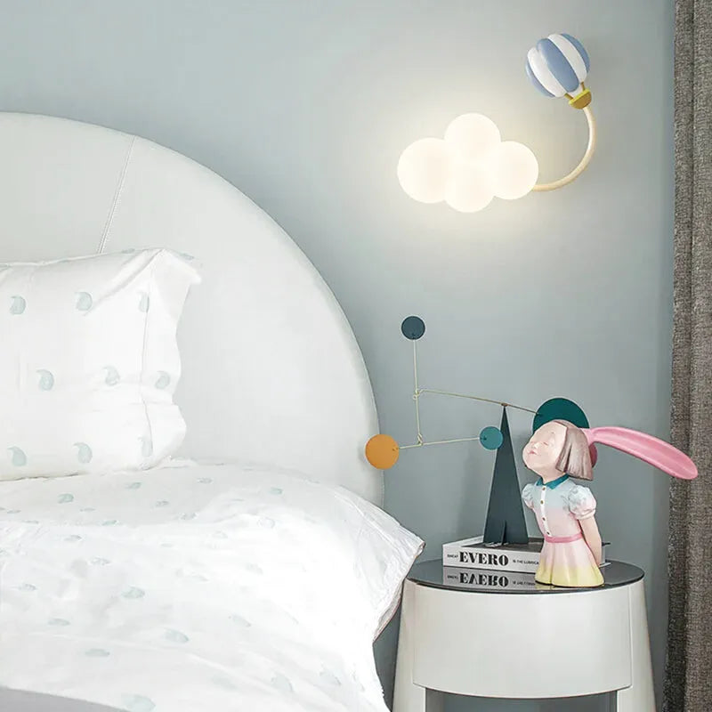 Applique murale pour chambre d'enfant en forme de jouet, Luminaire Essenza, avec trois couleurs disponibles.