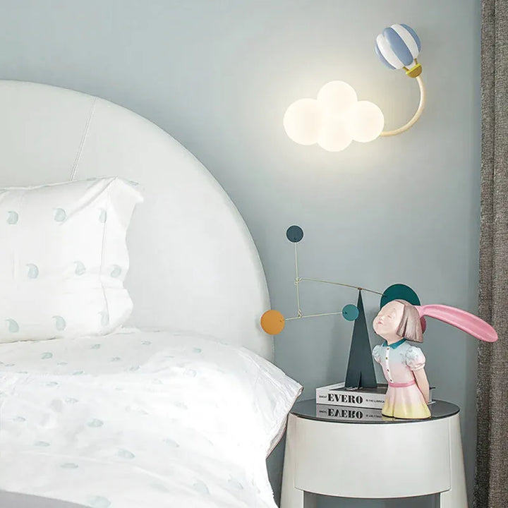 Applique murale pour chambre d'enfant en forme de jouet, Luminaire Essenza, avec trois couleurs disponibles.
