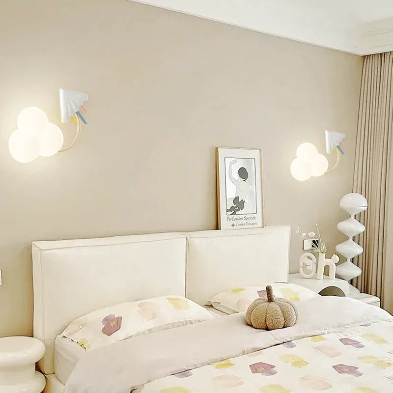 Applique murale pour chambre d'enfant en forme de jouet, lumineuse et colorée, de la marque Luminaire Essenza, en trois couleurs.