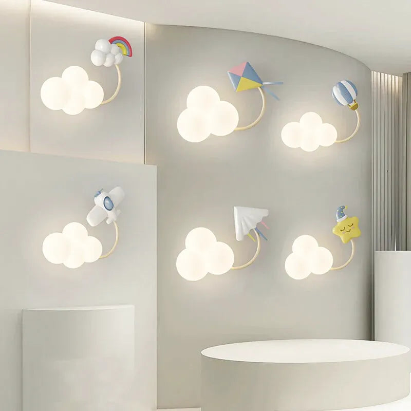 Applique murale pour chambre d'enfant en forme de jouet, Luminaire Essenza, disponible en 3 couleurs, design ludique et moderne.