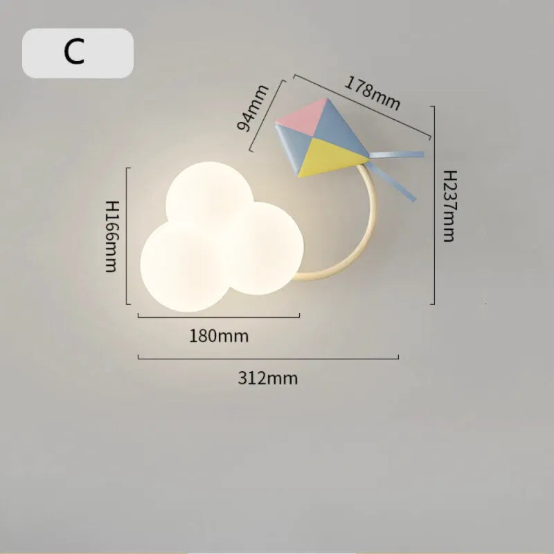 Applique murale pour chambre d'enfant en forme de jouet Luminaire Essenza avec trois couleurs vives et design ludique.