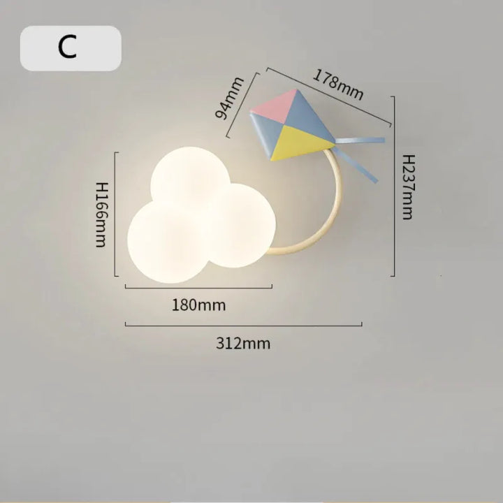Applique murale pour chambre d'enfant en forme de jouet Luminaire Essenza avec trois couleurs vives et design ludique.