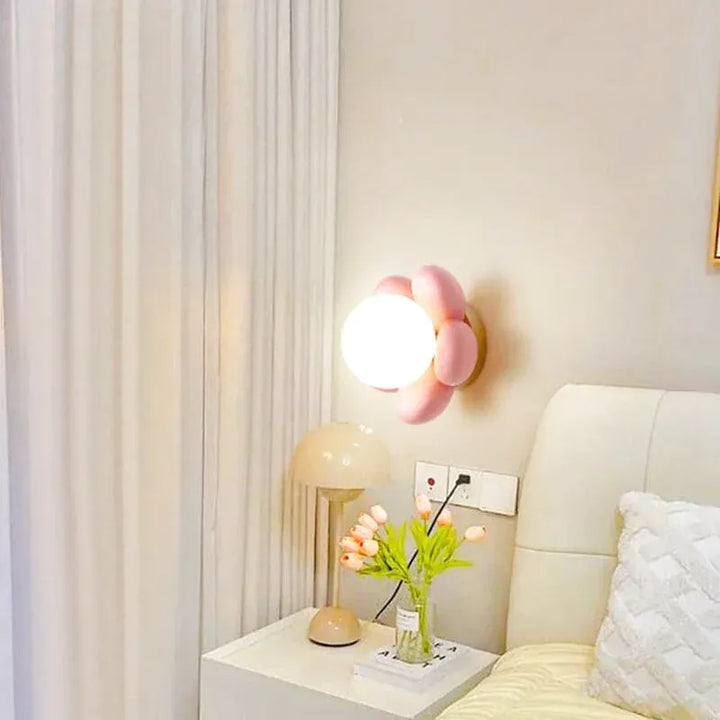 Applique murale LED en forme de fleur pour chambre d'enfant, Luminaire Essenza, lumière rose blanc chaud, design ludique.