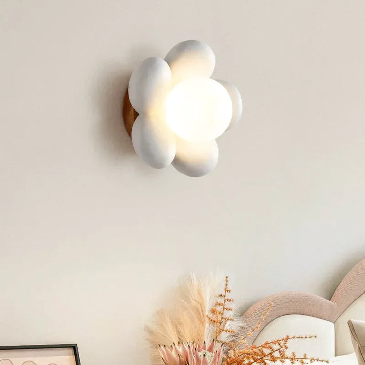 Applique murale pour chambre d'enfant LED en forme de fleur rose et blanche lumineuse, de la marque Luminaire Essenza.