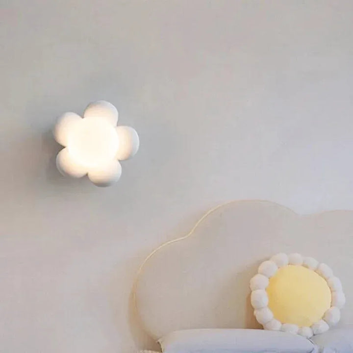 Applique murale LED en forme de fleur rose pour chambre d'enfant, lumière blanche chaude, marque Luminaire Essenza.