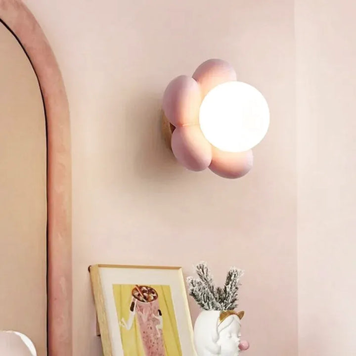 Applique murale LED pour chambre d'enfant en forme de fleur, Luminaire Essenza, lumière chaude blanche, design rose.