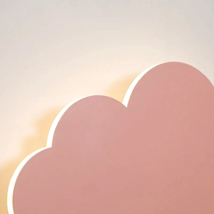 Applique murale pour chambre d'enfant LED en forme de nuage, tactile, de la marque Luminaire Essenza, illuminant la pièce.