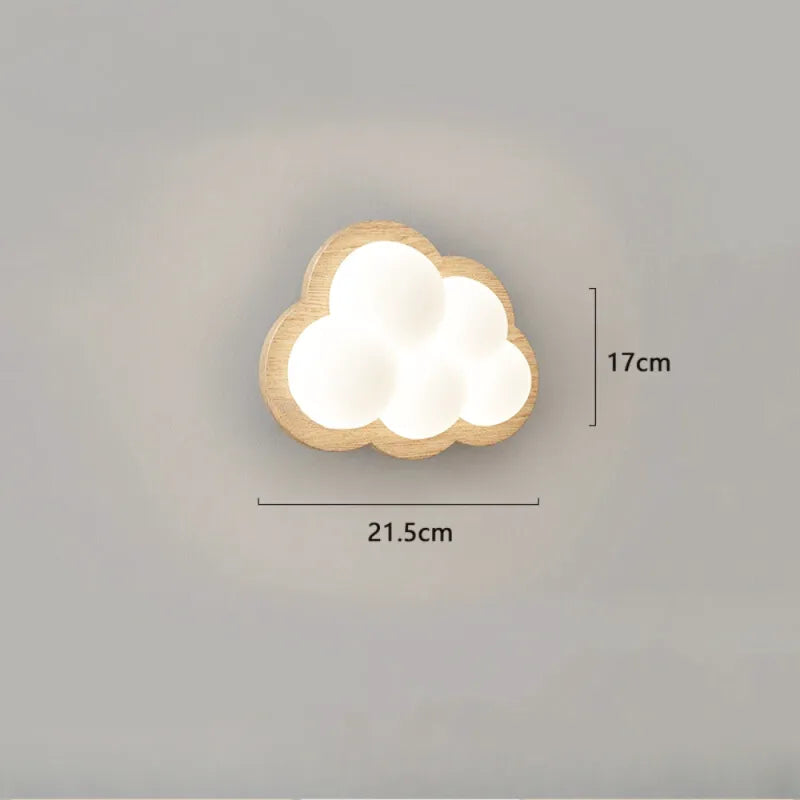 Applique murale chambre enfant Nuage Luminaire Essenza en bois avec télécommande, design doux et moderne pour la décoration.