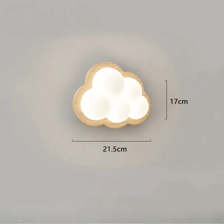 Applique murale chambre enfant Nuage Luminaire Essenza en bois avec télécommande, design doux et moderne pour la décoration.