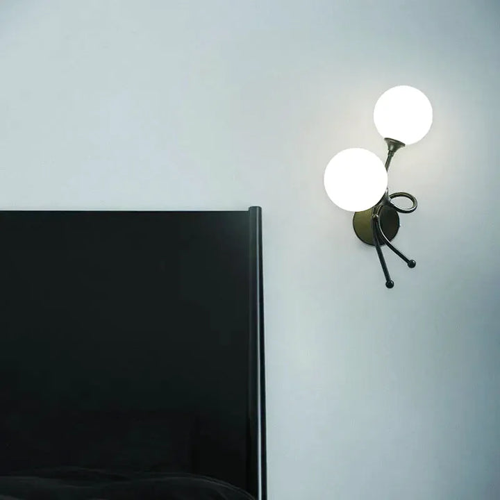 Applique murale chambre Luminaire Essenza avec interrupteur LED, design nordique en verre noir et blanc naturel.
