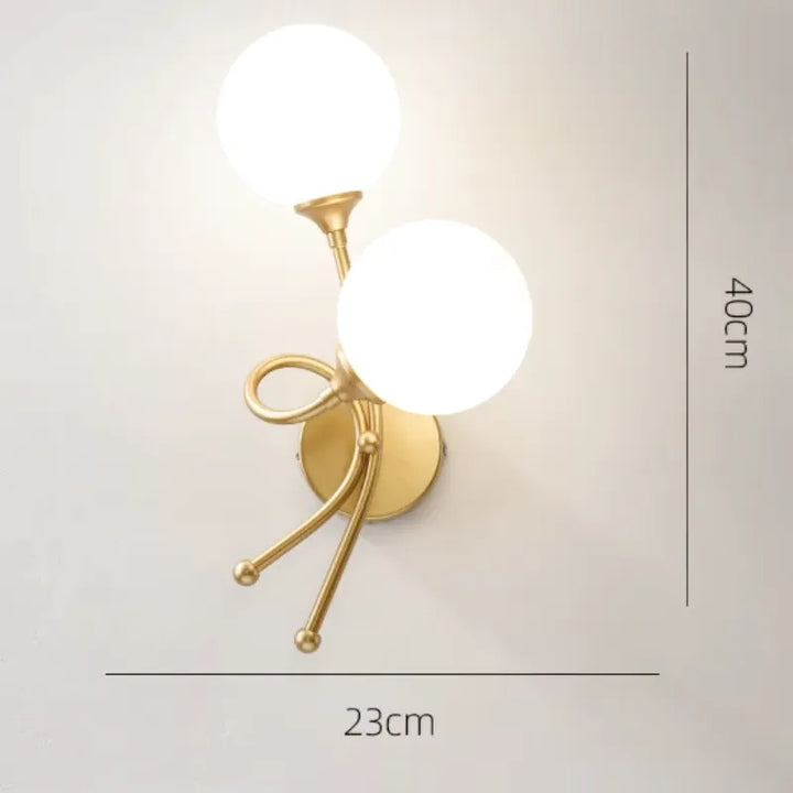 Applique murale chambre LED en verre blanc naturel, interrupteur, style nordique, marque Luminaire Essenza, montage à gauche.
