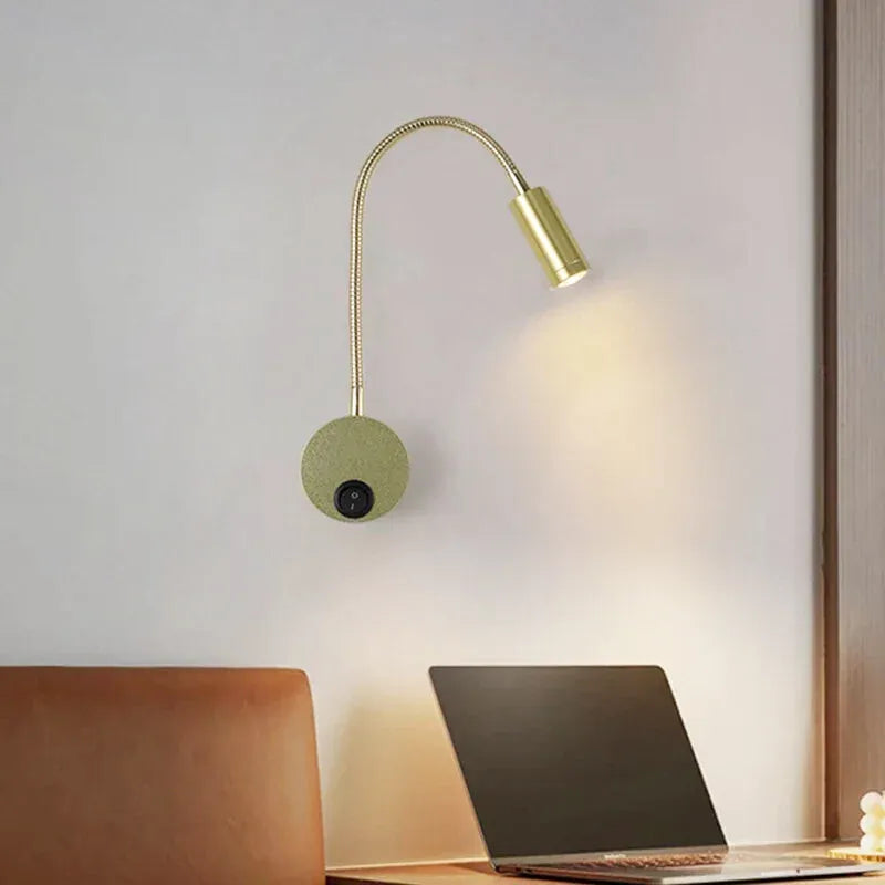 Applique murale chambre liseuse Luminaire Essenza avec interrupteur, design moderne et éclairage doux pour la lecture.