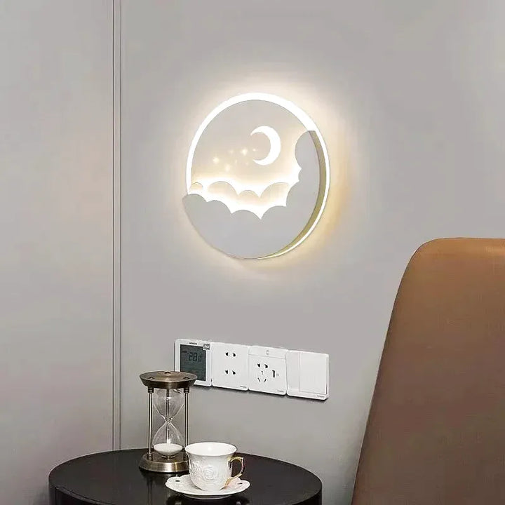 Applique murale chambre moderne Lune Luminaire Essenza, design blanc avec lumière blanc chaud et style contemporain.