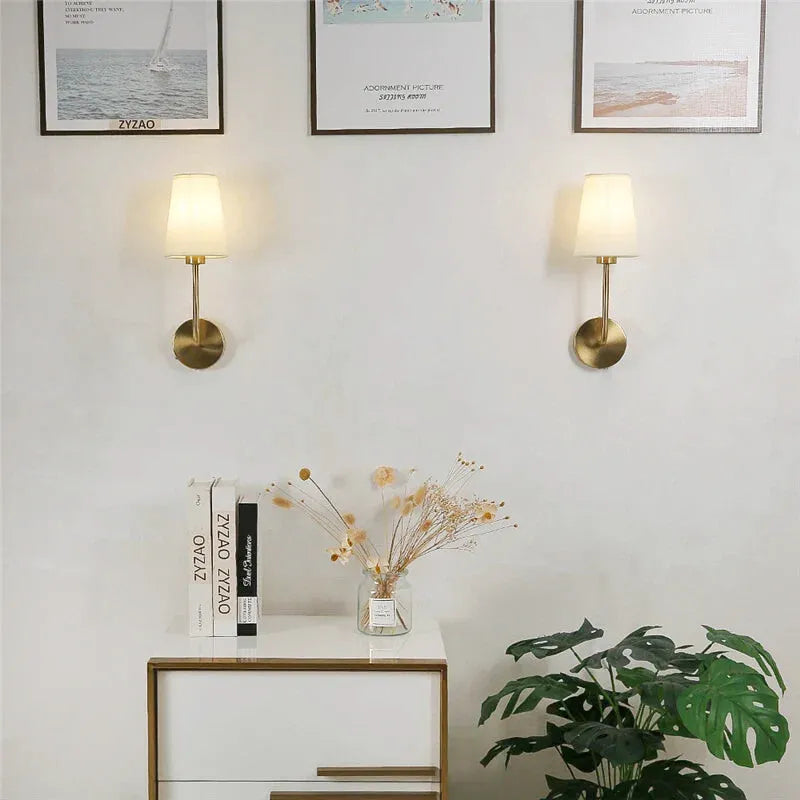 Applique murale LED Nordique en lin blanc et or pour chambre parentale, moderne et élégante, par Luminaire Essenza.