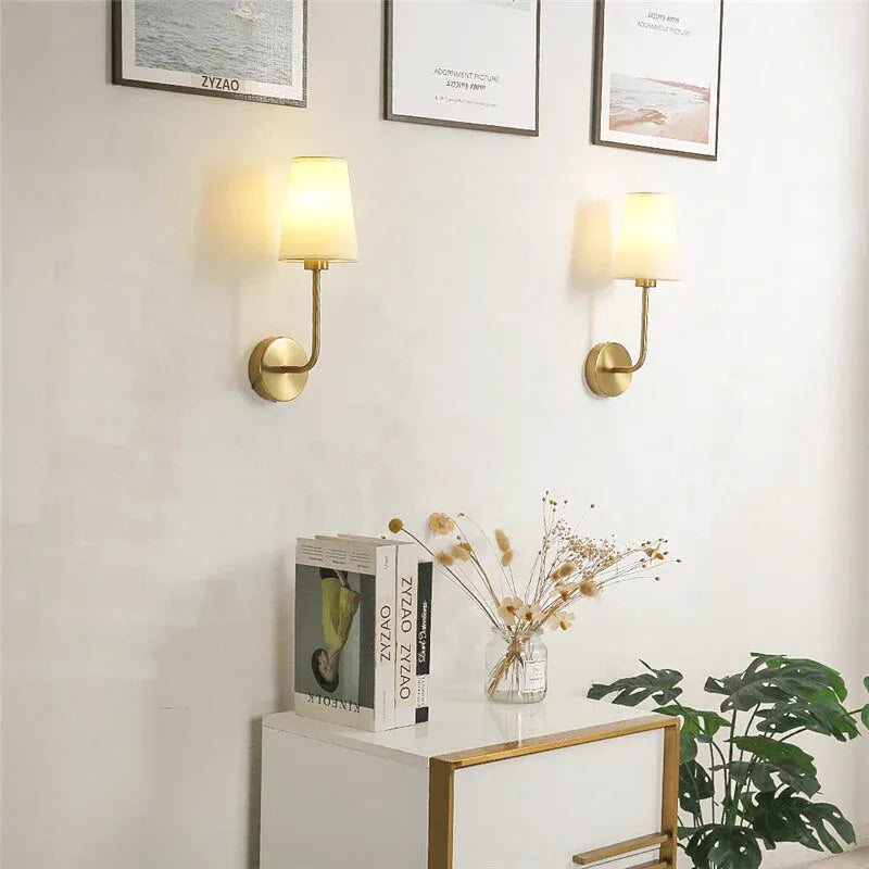 Applique murale LED nordique en lin blanc et or pour chambre parentale, design moderne et élégant, par Luminaire Essenza.