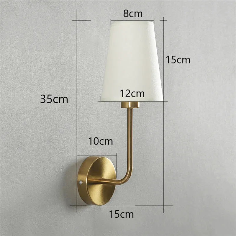Applique murale LED nordique en lin blanc et or pour chambre parentale, design moderne et élégante.