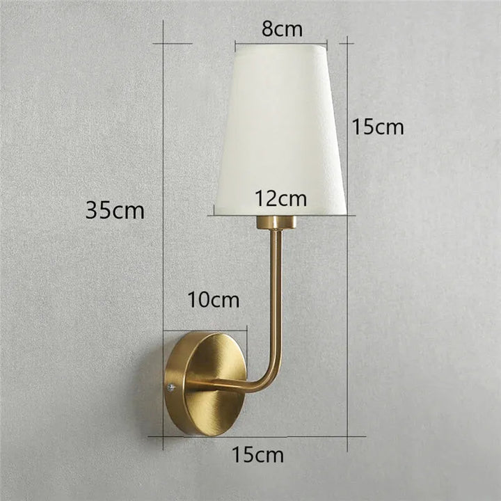 Applique murale LED nordique en lin blanc et or pour chambre parentale, design moderne et élégante.