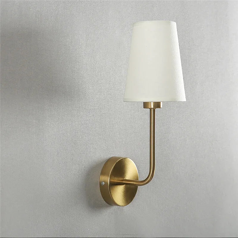 Applique murale LED nordique en lin blanc et or pour chambre parentale, par Luminaire Essenza, style moderne et élégante.