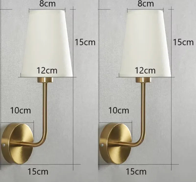 Applique murale LED pour chambre parentale en lin, style nordique, finition blanc et or, lampe d'ambiance élégante et moderne.