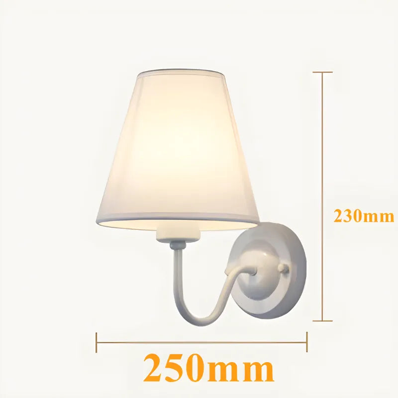 Applique murale chambre vintage scandinave en tissu blanc, éclairage doux et design élégant pour décoration intérieure.