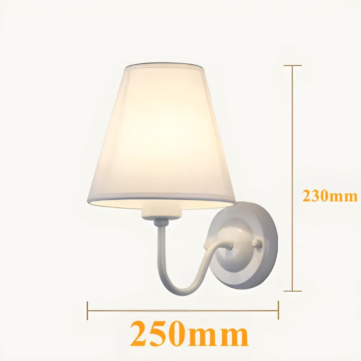 Applique murale chambre vintage scandinave en tissu blanc, éclairage doux et design élégant pour décoration intérieure.