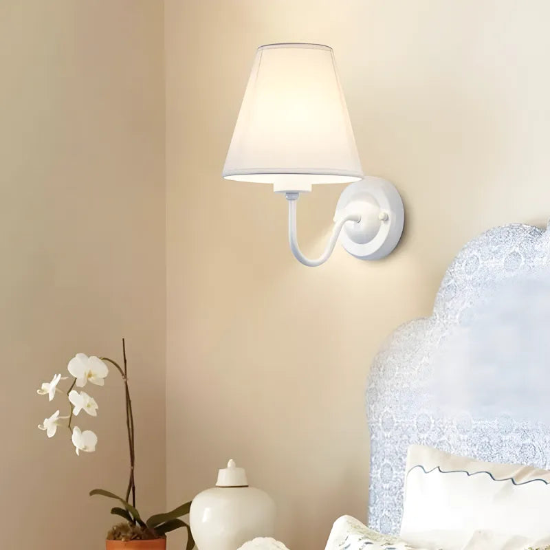 Applique murale vintage scandinave en tissu lin et cuivre pour chambre, éclairage d'ambiance élégant et moderne.
