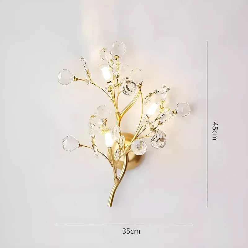 Applique murale en cristal moderne Luminaire Essenza avec branche dorée, design élégant pour salon, lumière blanc chaud 2700-3500K.