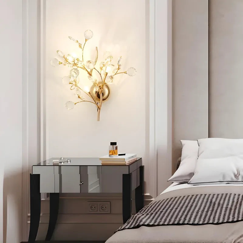Applique murale moderne en cristal blanc chaud, design haut de gamme, branche dorée, pour salon, 45 cm, Luminaire Essenza.