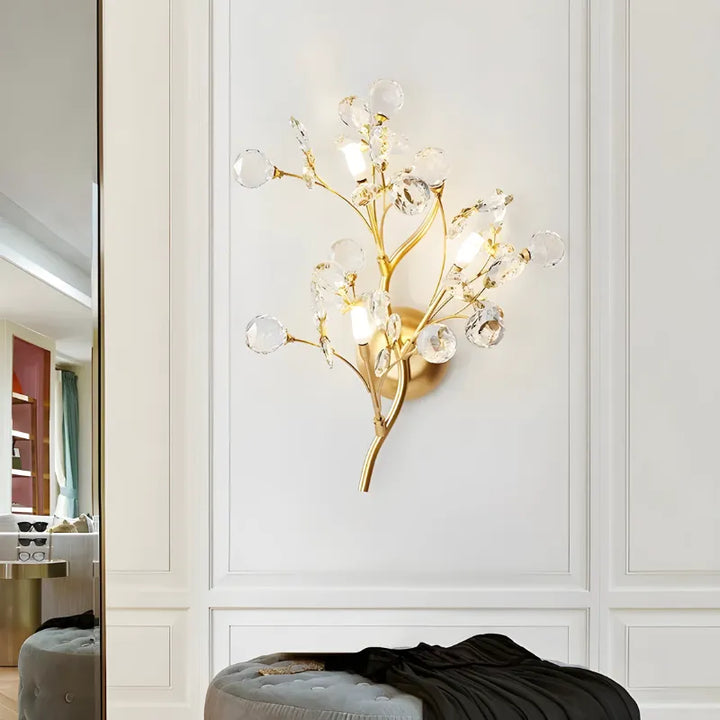 Applique murale Cristal moderne Luminaire Essenza avec branche dorée, éclairage blanc chaud, design élégant pour salon.