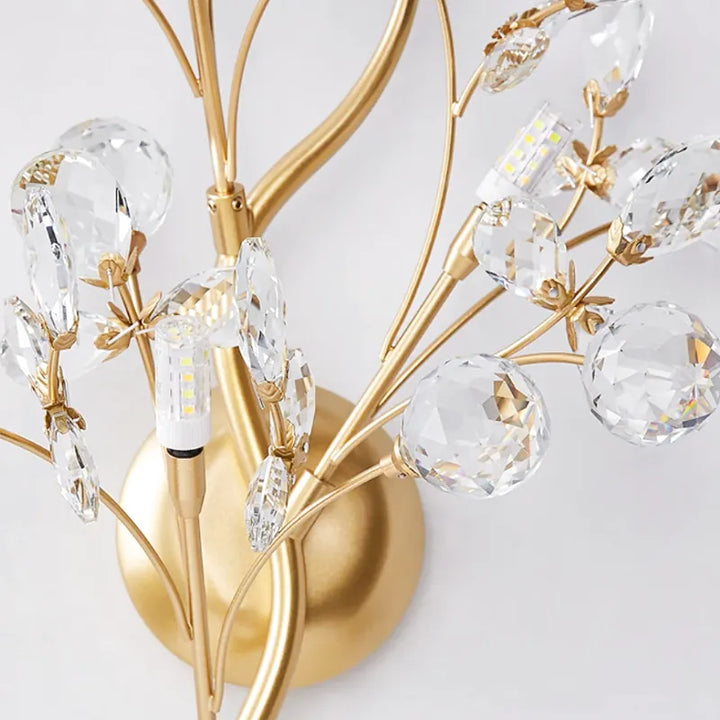 Applique murale en cristal moderne Luminaire Essenza avec branche dorée, design élégant pour salon, lumière blanc chaud 2700-3500K.