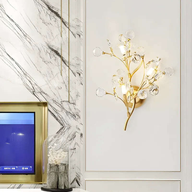 Applique murale en cristal moderne Luminaire Essenza avec branche dorée, design élégant pour salon, lumière blanc chaud 2700-3500K.