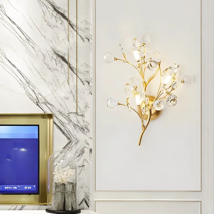 Applique murale en cristal moderne Luminaire Essenza avec branche dorée, design élégant pour salon, lumière blanc chaud 2700-3500K.