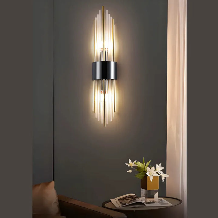 Applique murale en cristal pour salon Luminaire Essenza, modèle doré avec tige métallique blanche et lumière froide 5500K-7000K.