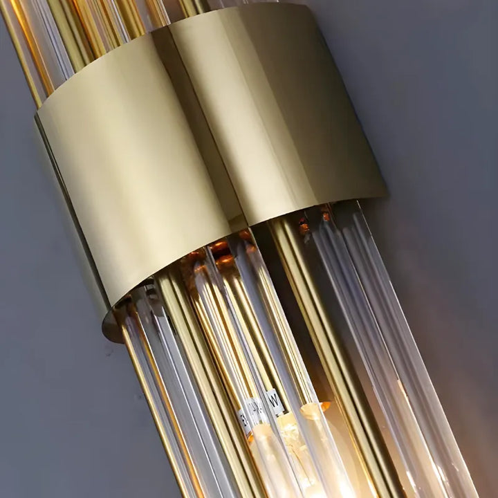 Applique murale en cristal pour salon Luminaire Essenza, finition or, tige métallique blanche, lumière froide 5500-7000K.