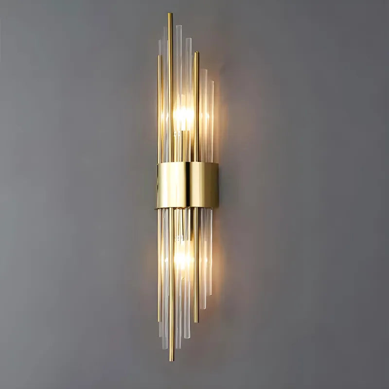 Applique murale en cristal Luminaire Essenza pour salon, avec tige métallique blanche et finition or, éclairage chaud et froid.