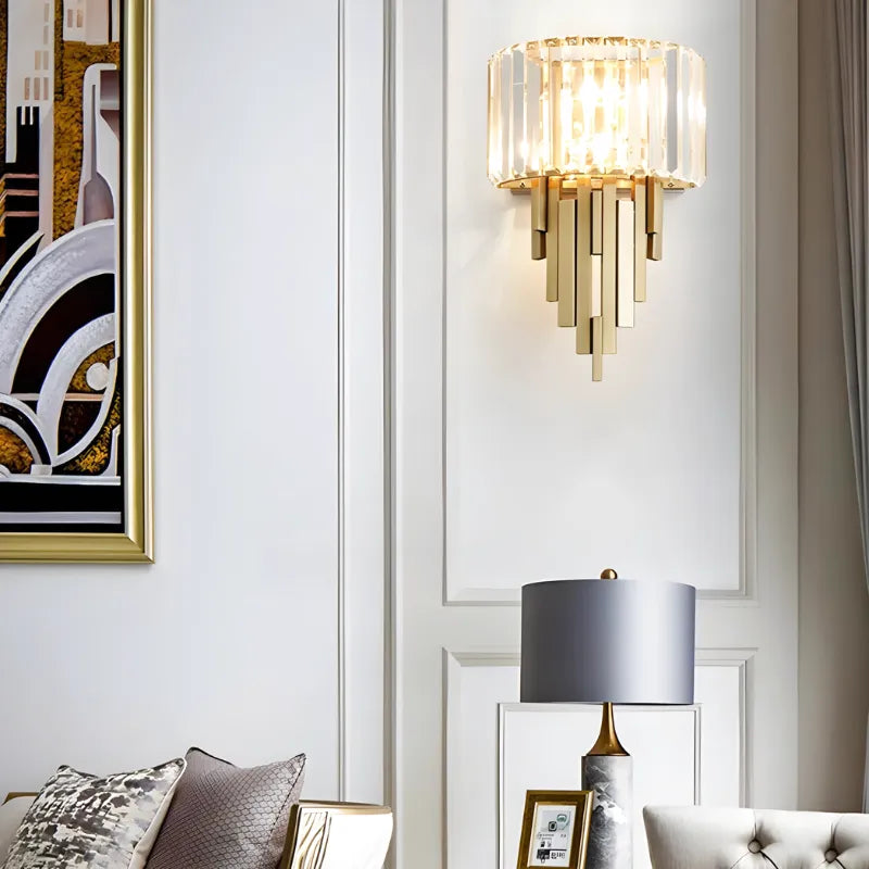 Applique murale en cristal doré pour salon moderne, design élégant, avec lumière blanche chaude 2700-3500K, marque Luminaire Essenza.
