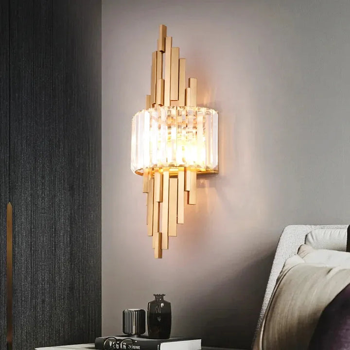 Applique murale en cristal doré pour salon moderne, avec lumière blanc chaud 2700-3500K, design élégant haut de gamme Luminaire Essenza.