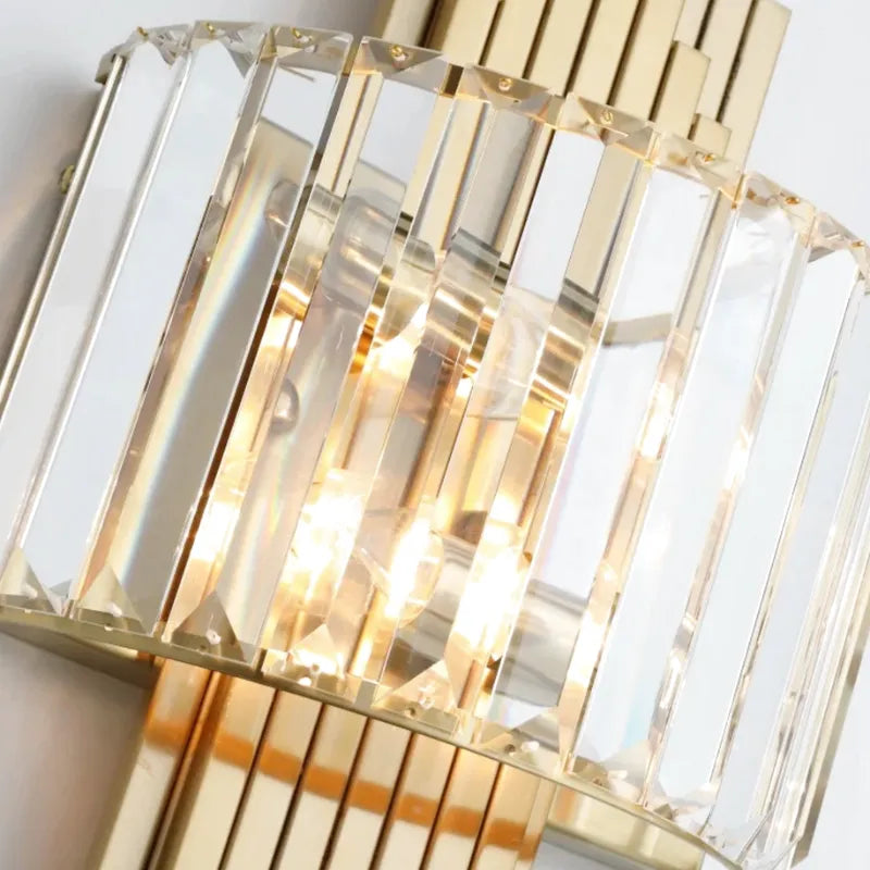 Applique murale en cristal Doré pour salon moderne, finition haut de gamme, éclairage blanc chaud 2700K-3500K, design élégant Luminaire Essenza.
