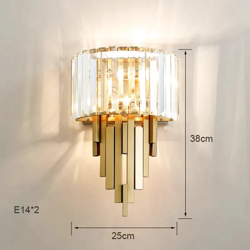 Applique murale en cristal doré pour salon moderne, design haut de gamme, avec lumière blanche chaude 2700K-3500K.