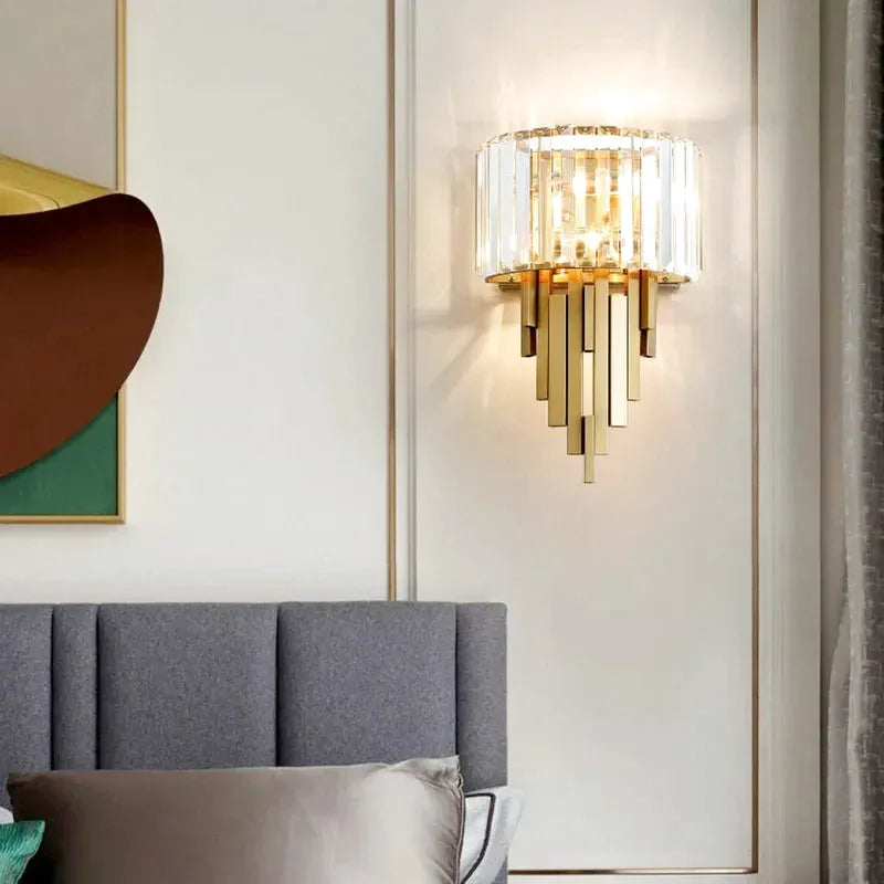 Applique murale en cristal design doré pour salon moderne, finition blanc chaud, style haut de gamme, Luminaire Essenza.