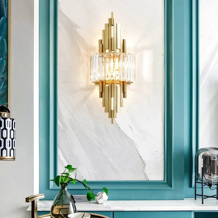 Applique murale en cristal blanc chaud avec cadre doré pour salon moderne, design élégant et haut de gamme de Luminaire Essenza.