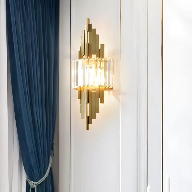 Applique murale en cristal doré pour salon moderne, design haut de gamme, finition blanche chaude, éclairage chaleureux.