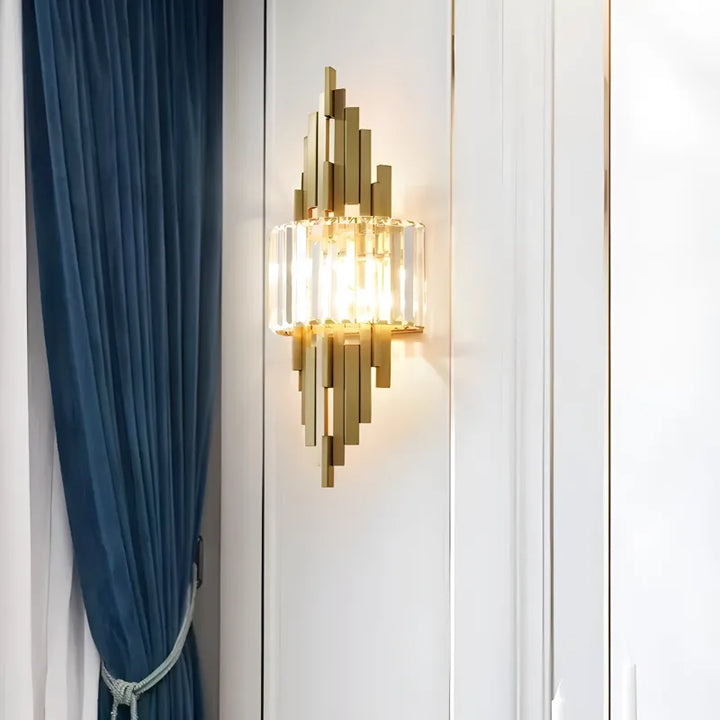 Applique murale en cristal doré pour salon moderne, design haut de gamme, finition blanche chaude, éclairage chaleureux.