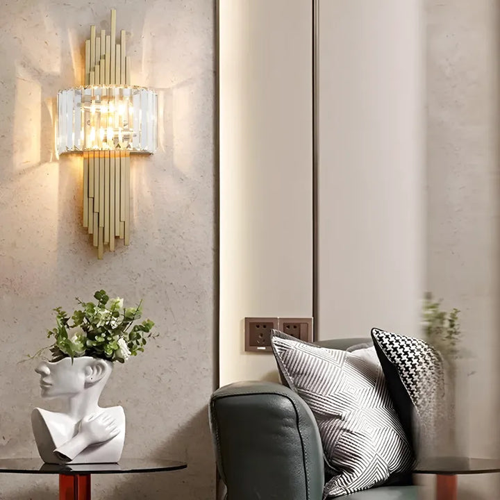 Applique murale en cristal design doré pour salon moderne, avec éclairage blanc chaud 2700-3500K, marque Luminaire Essenza