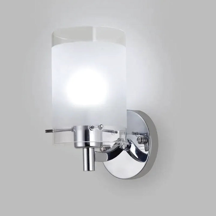 Applique murale cylindrique élégante Luminaire Essenza, finition moderne en métal blanc, éclairage doux et design minimaliste.
