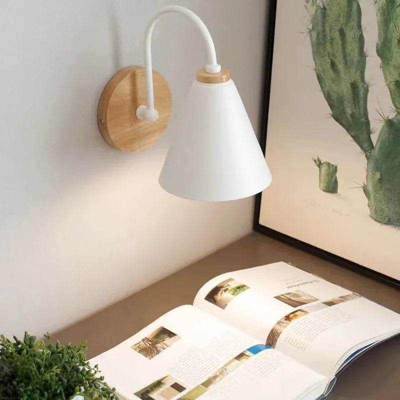 Applique murale design chambre minimaliste scandinave Luminaire Essenza avec éclairage doux et finition élégante.